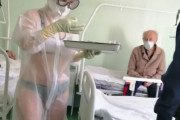 【ロシア】防護服がない為、看護師は透明なスーツと水着の服装で働いている（画像有り）