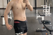 【画像】筋トレ2ヶ月目の僕の貧相な身体ｗｗｗｗｗｗｗｗ
