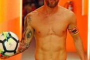 自宅のジムで体を鍛えるメッシ、壁には“あの人”の写真が14枚も！
