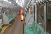 【速報】京王線車内で刃物を持った男が液体を撒き火を付け、緊急停止で乗客は窓から避難！！！！！！
