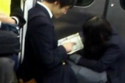 【画像】JKが電車内で彼氏に手コキをしだす・・・
