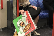 【画像】女子、電車内でピザをぶちまけてしまう