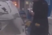 【動画】女「車の給油口が凍ってる！ライターで溶かしたろ！」→