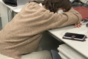 【画像】女新入社員、デスクで眠ってしまう・・・ｗｗｗｗ