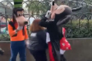 【動画】ミニーが通行人と殴り合いの喧嘩でミッキーが止めに入る