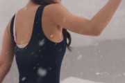 【動画】アイドルさん、雪が降るさっぽろ雪まつり会場でスク水姿で歌いバズりまくる