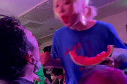 【動画】アイドルが咀嚼したものをファンの口に吐き出すイベント　ファン大興奮