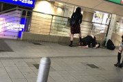 【悲報】渋谷駅でハゲがまんさんに土下座させられてしまうｗｗｗｗｗｗｗｗｗｗｗｗ
