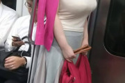 【画像】　電車にとんでもない爆乳女、現れるｗｗｗｗｗｗｗ
