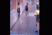 【gif】学校で母親に公開説教された少年、5階の校舎から飛び降りる