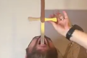【動画】剣を飲み込むマジックの種明かし、Xで話題にｗ