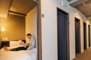 【画像】最近のカプセルホテル、ベッドが入る
