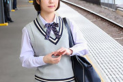 横宮七海 アイドル顔の激カワJKを電車内で痴漢！ドMな思春期まんこを手マンで弄ぶ