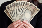 【悲報】　女「彼氏が10万円振り込まれる前からiPhone買ってて引いた。ありえないでしょ……」