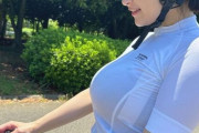 【画像】長乳グラビアアイドルさん(36)、ぴちぴちのサイクルウエア姿披露