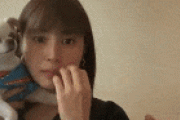 【GIF】広瀬すずさん、Live配信中に愛犬に指を噛みつかれる