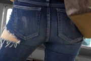 【画像】ケツ見えるスケベジーンズ履いてる女って恥ずかしくないの？