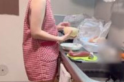 【個人撮影】裸エプロン！新婚夫婦が投稿した奥さん料理中に旦那がちょっかいかける夫婦あるある映像ですww