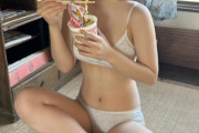 【画像】パンティ一丁でカップラを食べる女子が陰好み
