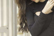 【画像】お○ぱい見せつけるための穴があいてる服着てるエッチな女の人いるでしょ？