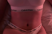 【画像】Twitter裏垢女子さん、カルバンクラインのスポブラに凶悪なおっぱいｗｗｗｗｗｗｗｗｗｗｗｗ