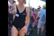 フェスでおっぱい出して母乳ビームを出しまくる女性がコチラｗｗｗ