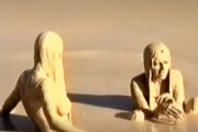 美女2人が裸で泥遊びをしている姿がエロ過ぎて興奮するｗｗｗ