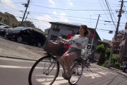 子供がいるのにミニスカート履いてパンチラ全開でママチャリを漕いでる未だに現役バリバリで［女］やってる若妻は、心のドコかでヤラれたがっている！