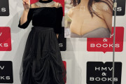 沢口愛華の爆乳カレンダー発売イベント、本人がエロい格好で出迎えてくれる