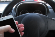 運転中にスマホ等を操作する「ながら運転」厳罰化今月からやで