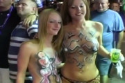 海外の夜のお祭りでボディペイントをしたりおっぱいを見せる女達でヌケるｗｗｗ