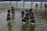 【画像】女子校のプール開きの準備、ヱロすぎると判明ｗｗｗｗ