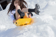 【画像】J●が雪遊び中にパンチラ