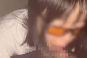 【個人撮影】ハートのニップレスを貼ってるちっぱい彼女が彼氏をフェラしてる素人カップル投稿映像