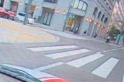 【動画】Uber配達員さんとんでもない速度で信号無視ｗｗｗ
