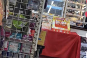 【画像】コンビニで商品を見ていただけのおじさん、晒されるｗｗｗ