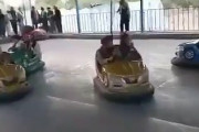 【悲報】タリバンさん、遊園地を侵略して遊び放題