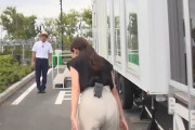 【画像】日比麻音子アナの肉付きの良い尻にパン線がクッキリ！