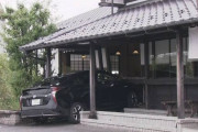 75歳の運転するプリウスが喫茶店に突っ込み9人が軽い怪我　即時現行犯逮捕