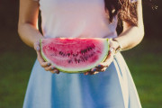 【画像】女さん、エロすぎる格好でスイカを食べてしまうｗｗｗｗ