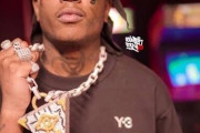 【画像】アメリカの人気ラッパー、おまえらにもお馴染みのネックレスを着けてしまうｗｗ