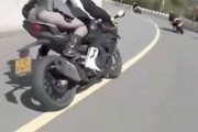 ◆【動画】パンチラ2ケツを追い越そうとしたバイク乗り、大事故を起こす(@_@;)