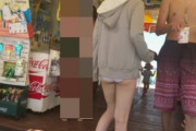 【画像】海の家で買い物中のエッロい水着ギャルが激写されるｗｗｗｗ
