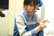 丸出しのチンポに欲情してしまうトイレ清掃員！仕事を忘れて肉棒にしゃぶりつきフェラチオ