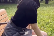 【動画】スレンダー美脚JD、公園でパンツをヌギヌギ