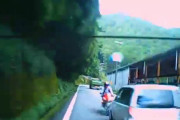 【衝撃動画】バイク乗りさん、正面衝突し...※閲覧注意