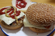ハンバーガー屋の店長なんやがマジで潰れてまう。このハンバーガー350円で売るから頼むきてくれ