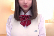 【エロ動画 素人】 低身長の可愛い制服女子(18)に新品未使用の極小穴に生挿入・危険日大量中出し