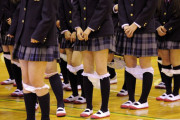 【衝撃】中学校「下着の色は白」校則で指定　「違反して脱がされた」