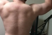 【朗報】ワイの背中、少し筋肉質になってくるｗｗｗ